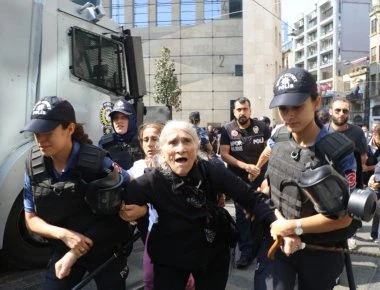 20 συλλήψεις στην απαγορευμένη διαδήλωση των «Μητέρων του Σαββάτου» στην Κωνσταντινούπολη (φώτο-βίντεο)